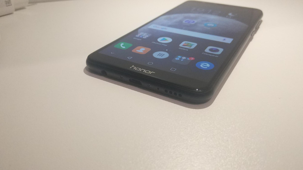 huawei honor X7 recenzia micro usb slot