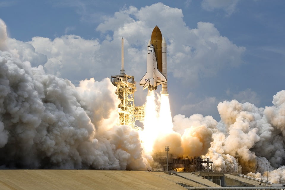 raketa rocket-launch-67643_960_720-min