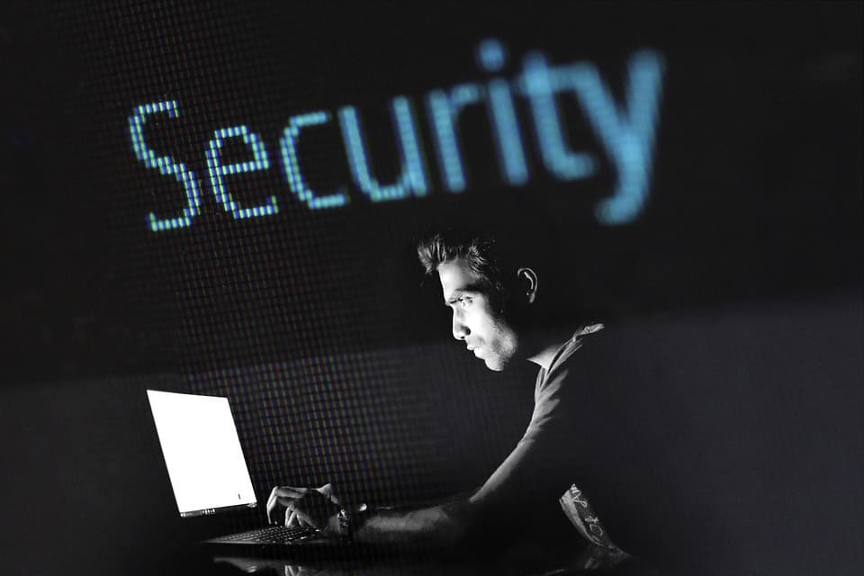 sukromie hackovanie hacking-2964100_960_720