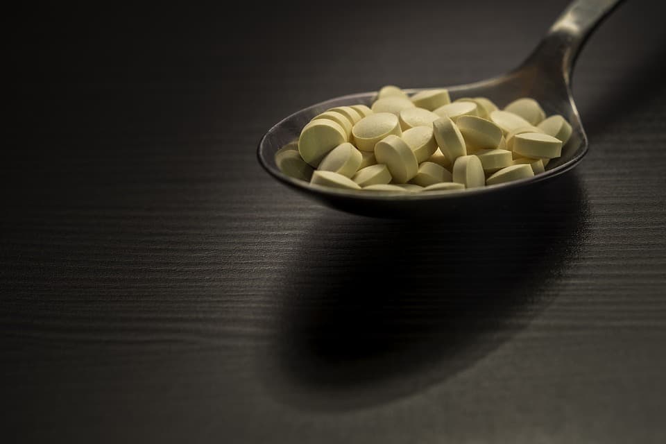 lieky antibiotika pills-on-a-spoon-3821287_960_720