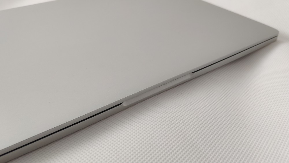 Xiaomi Mi Air 13.3 recenzia pohlad otvaranie