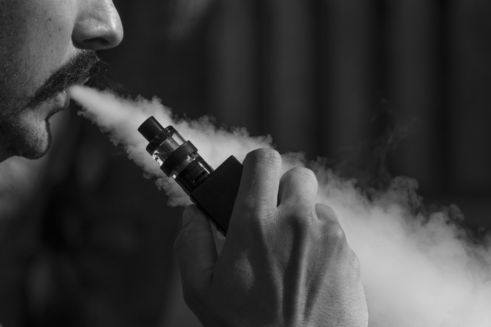 elektronicka cigareta eliquid-3576069_960_720