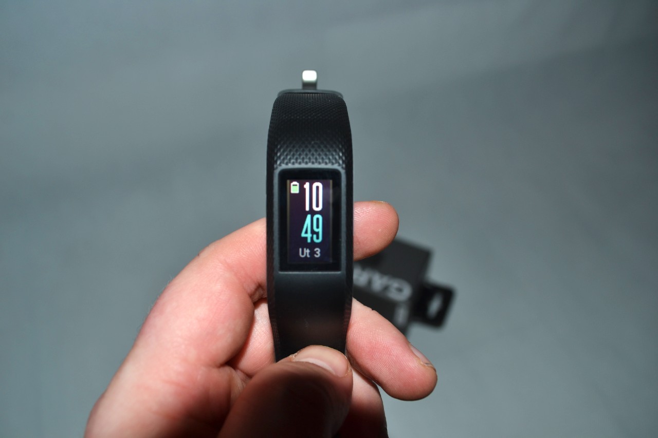 GARMIN VIVOSport_recenzia_3_nabijaci konektor