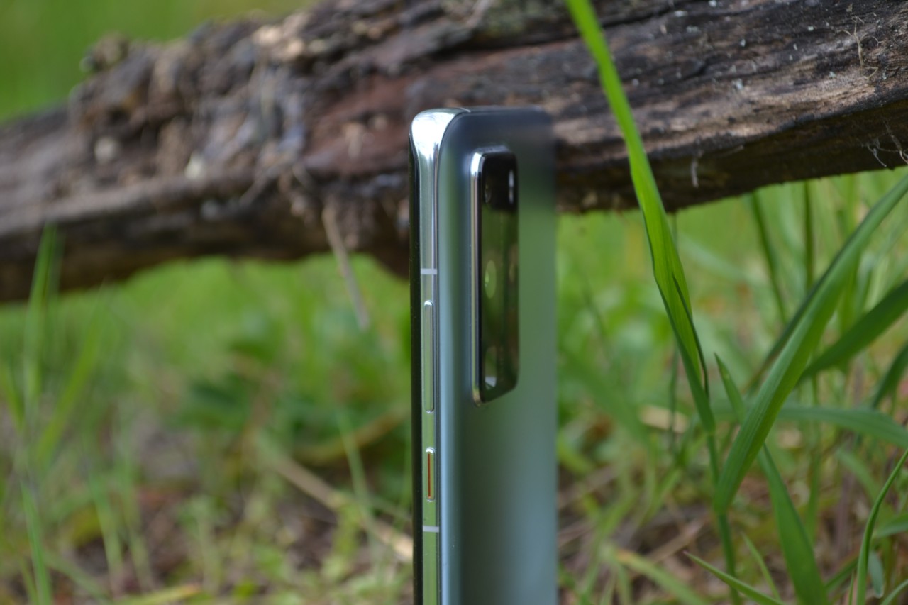 Huawei P40 Pro_hrana s tlacidlami ovladania