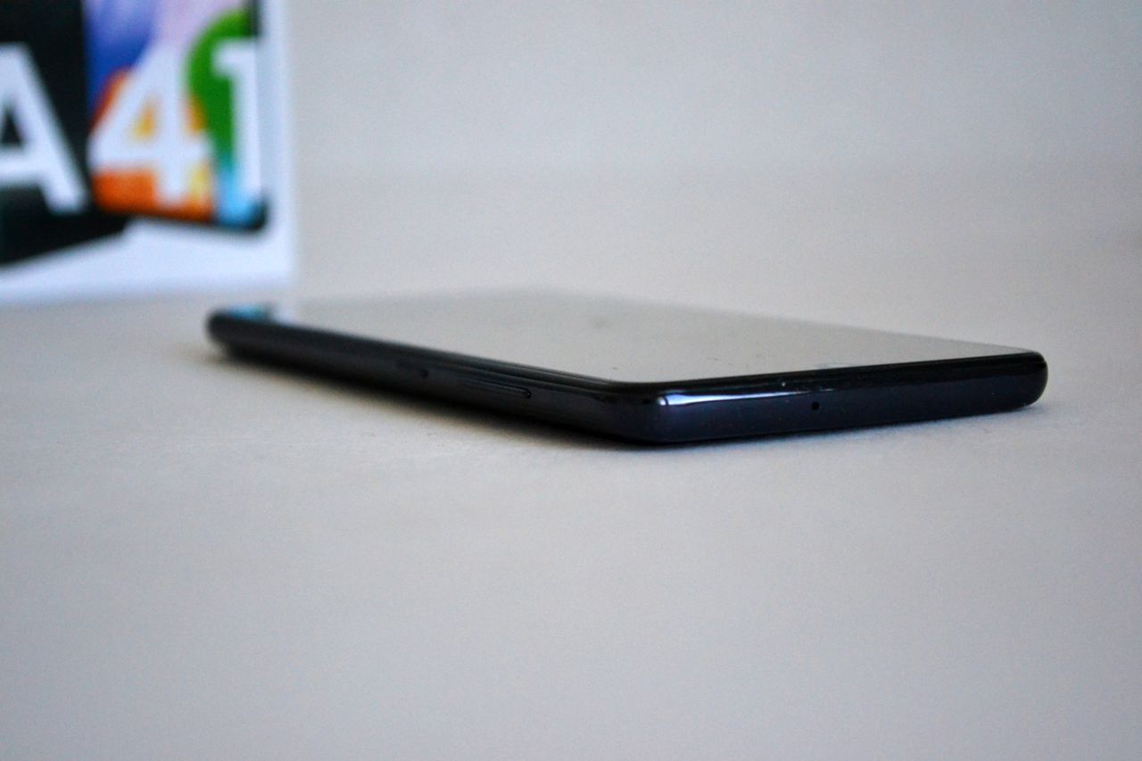 Samsung Galaxy A41_horna stena