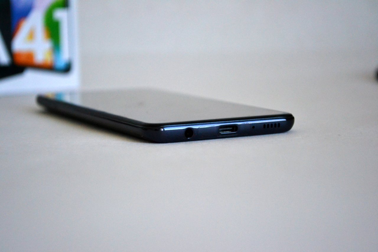 Samsung Galaxy A41_spodna stena