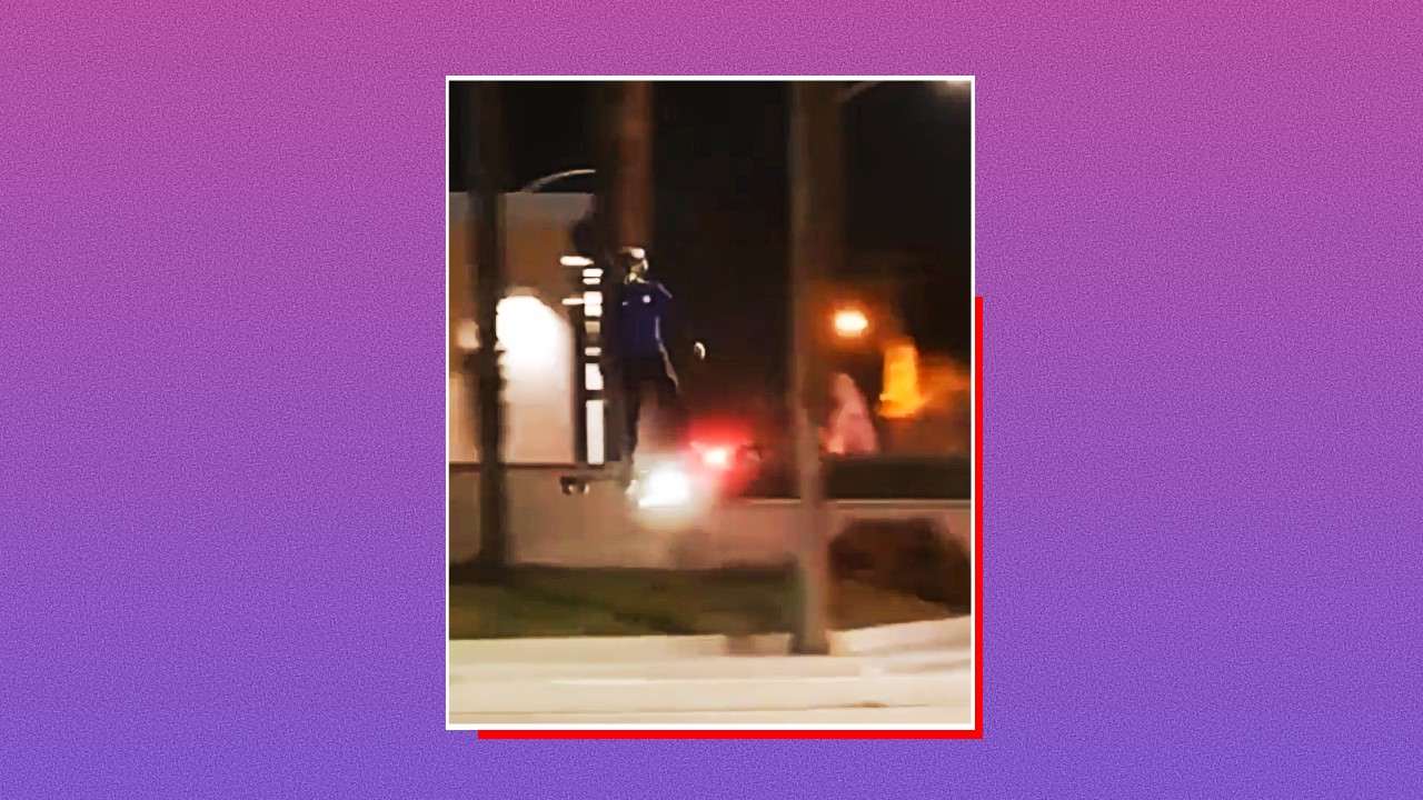 Muz lietajuci na hoverboarde nad mestom