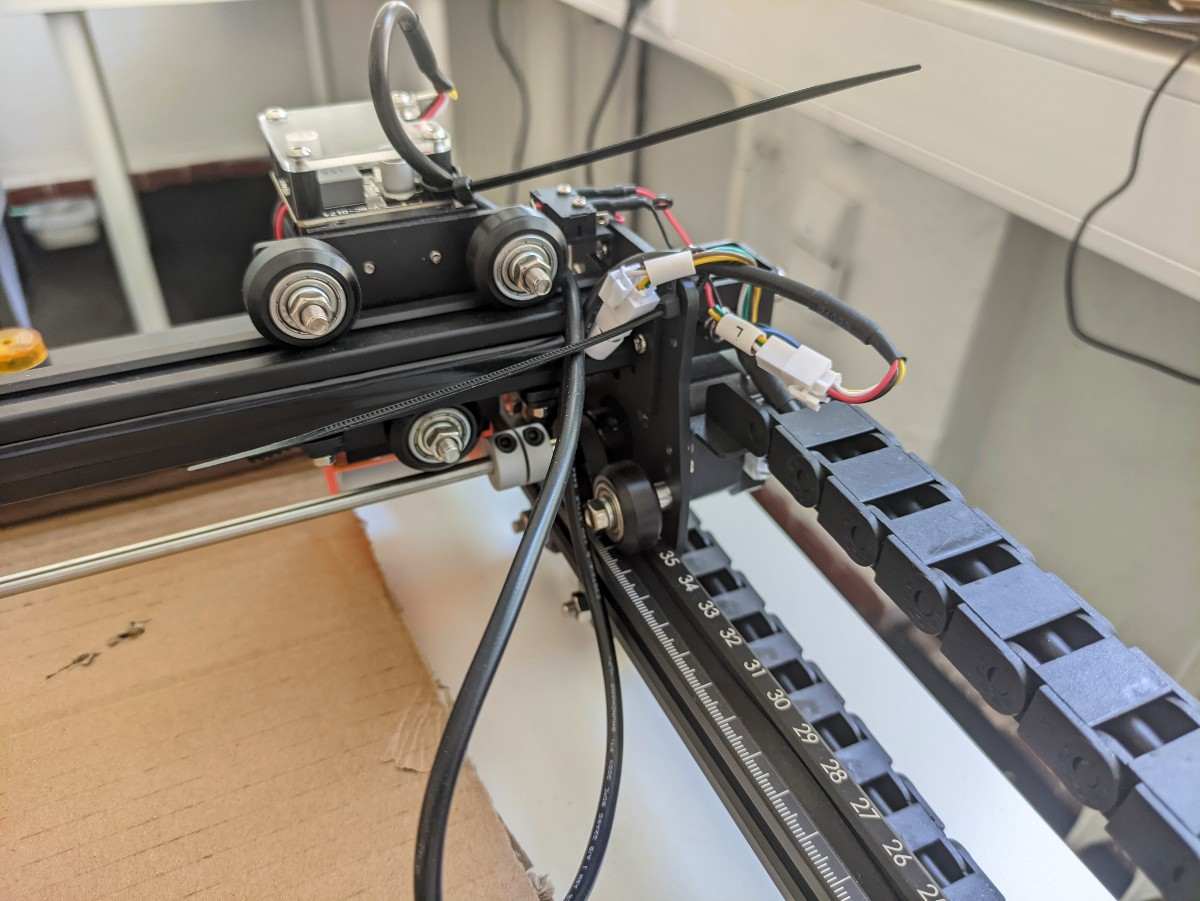 Recenzia Ortur Laser Master 2 Pro_zapojenie kablov_pohlad zo zadu