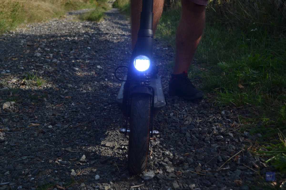 recenzia elektricka kolobezka Eleglide S1 svetlo