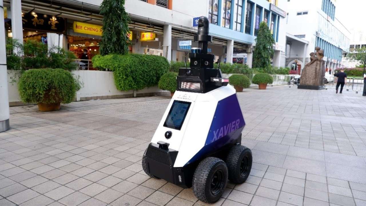 roboticky policajt xavier singapur