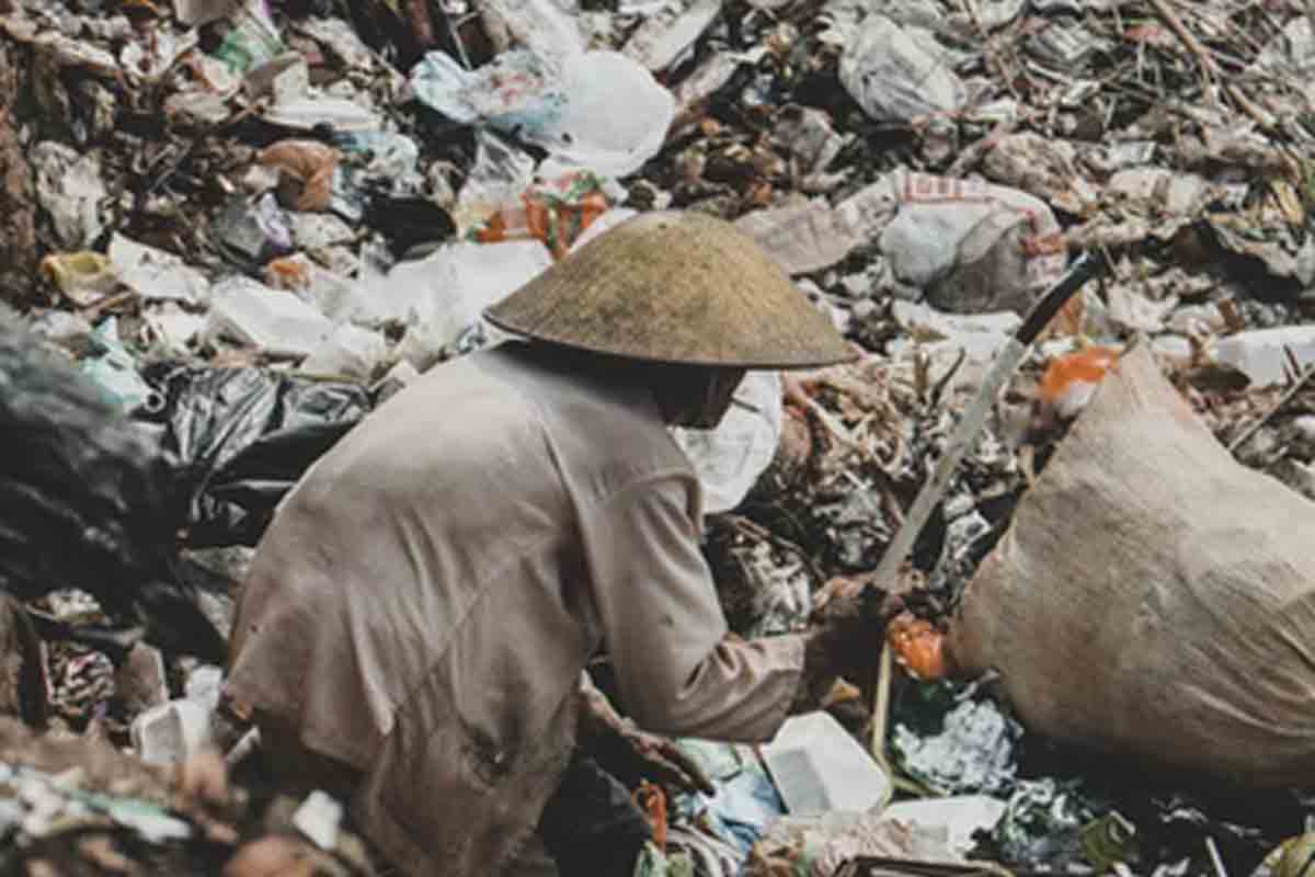Podľa výsledkov novej štúdie začali vznikať mikróby, živiace sa plastmi