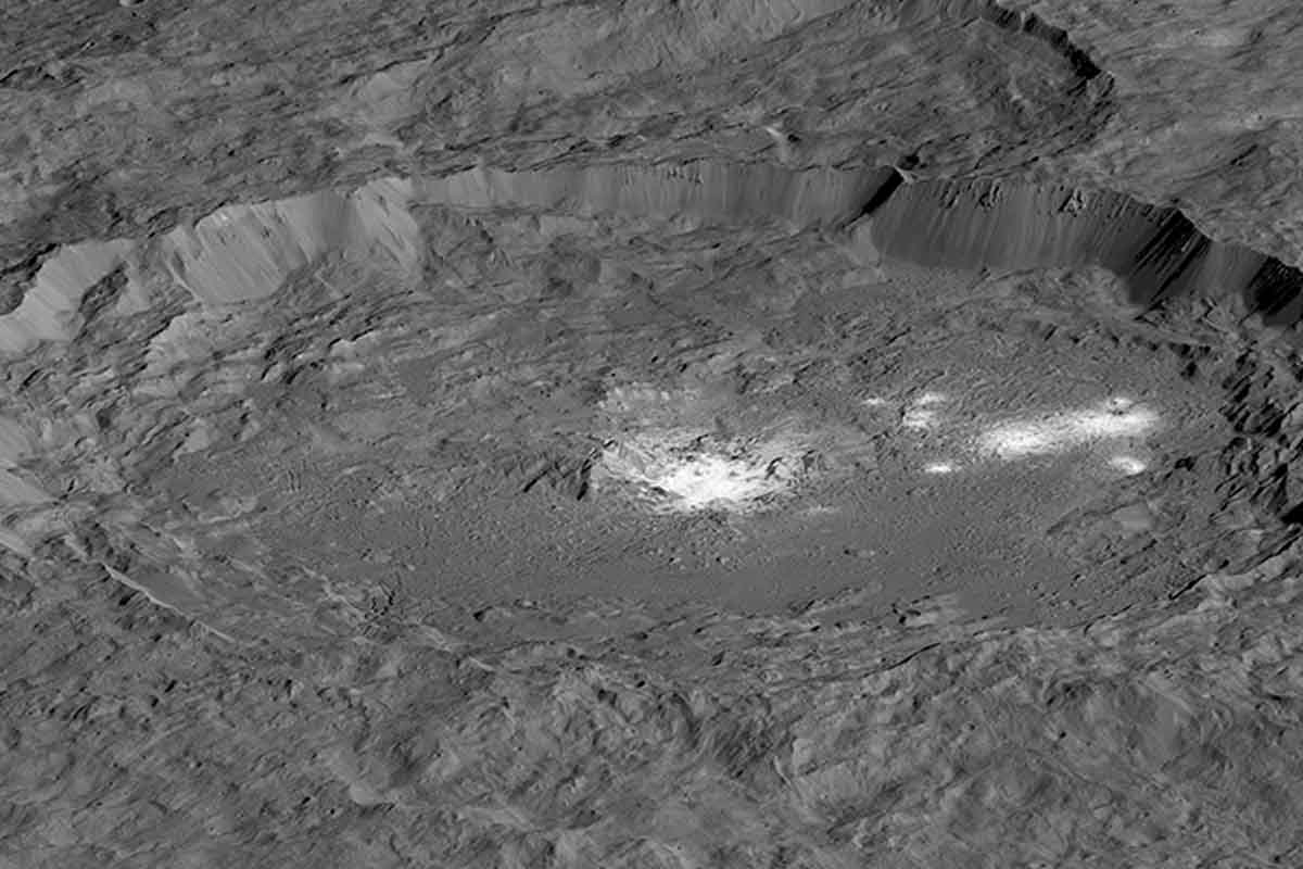 Ceres môže ukrývať na povrchu ľadový vulkán a pod povrchom oceán