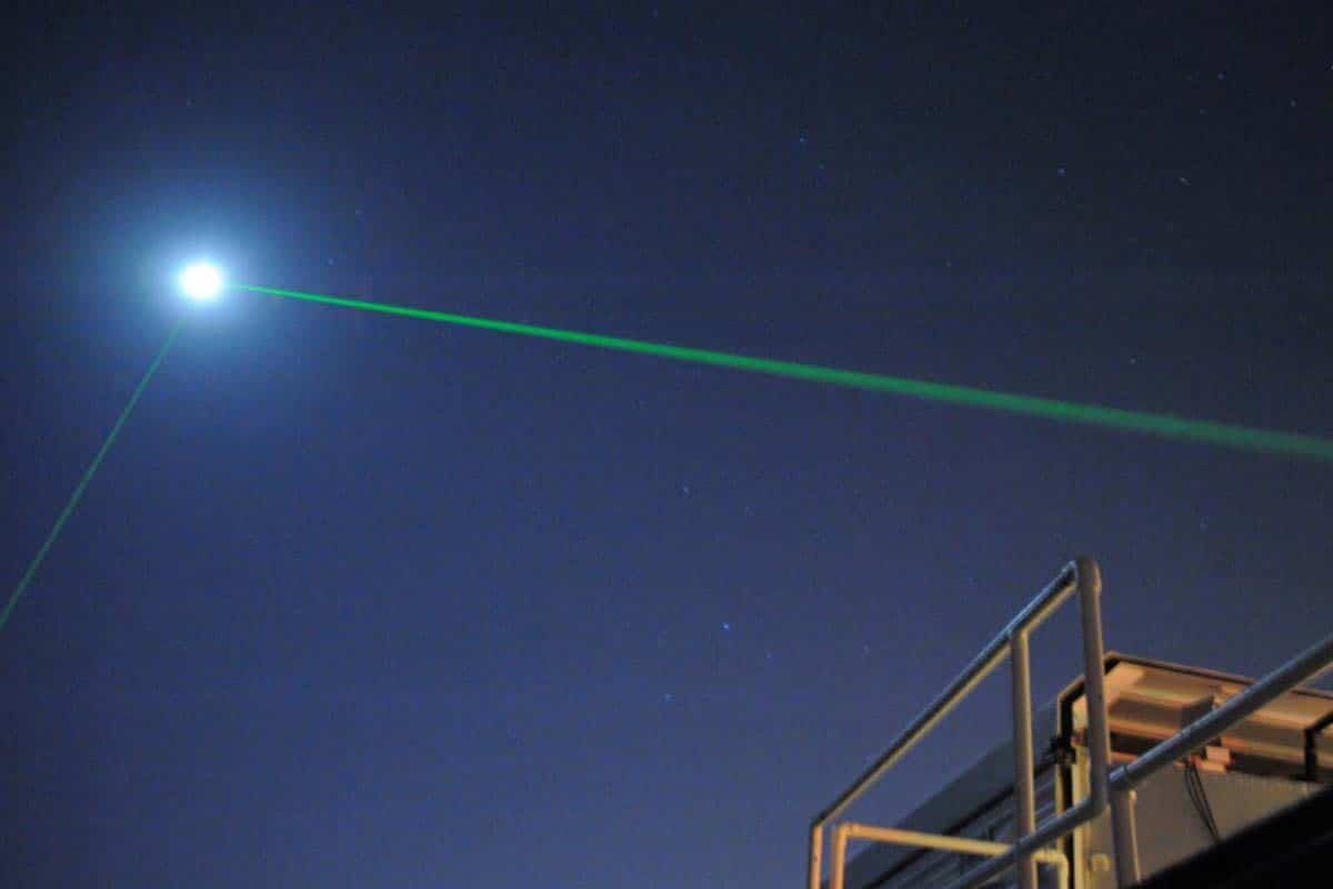 Neďaleko nás leží prirodzený detektor gravitačných vĺn
