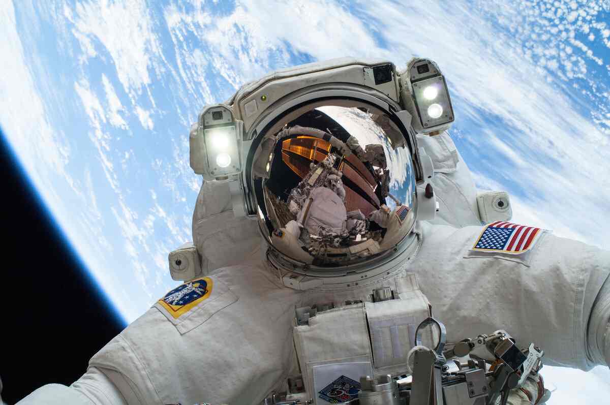 astronaut_vesmir