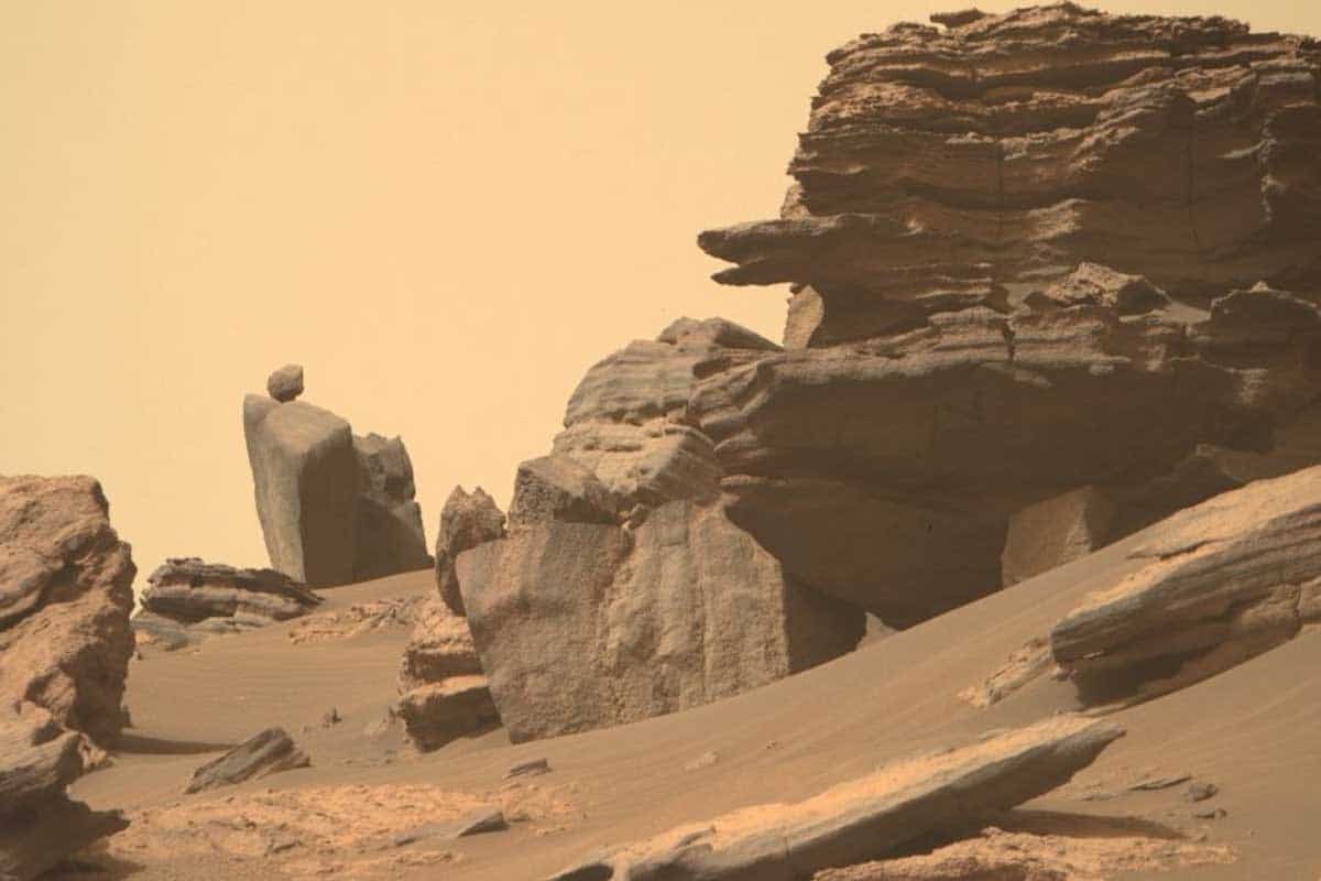 Rover Perseverance zachytil zvláštny strieborný objekt