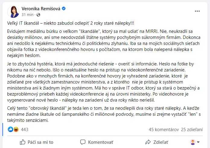 Remisova vysvetluje heslo na notebooku