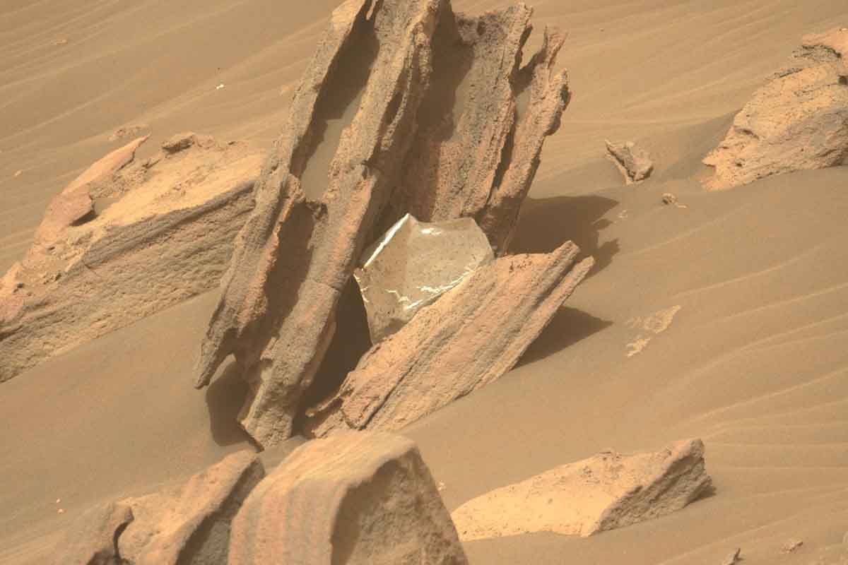Rover Perseverance zachytil zvláštny strieborný objekt