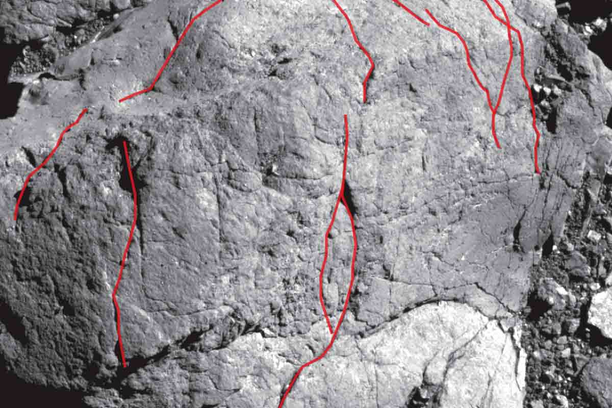 Praskliny na asteroide Bennu naznačujú, že aj asteroidy môžu mať svoje vrásky