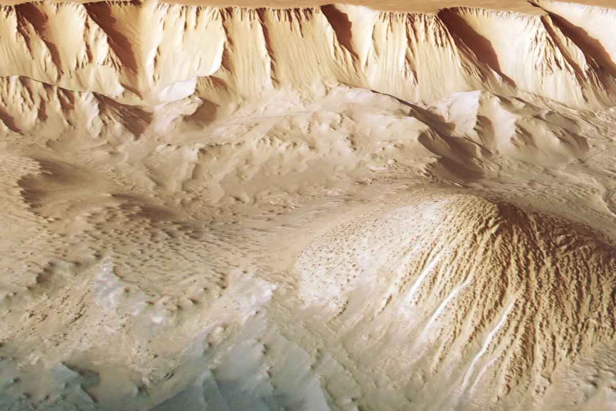 Mars Express sa pozrela na najväčší kaňon Slnečnej sústavy