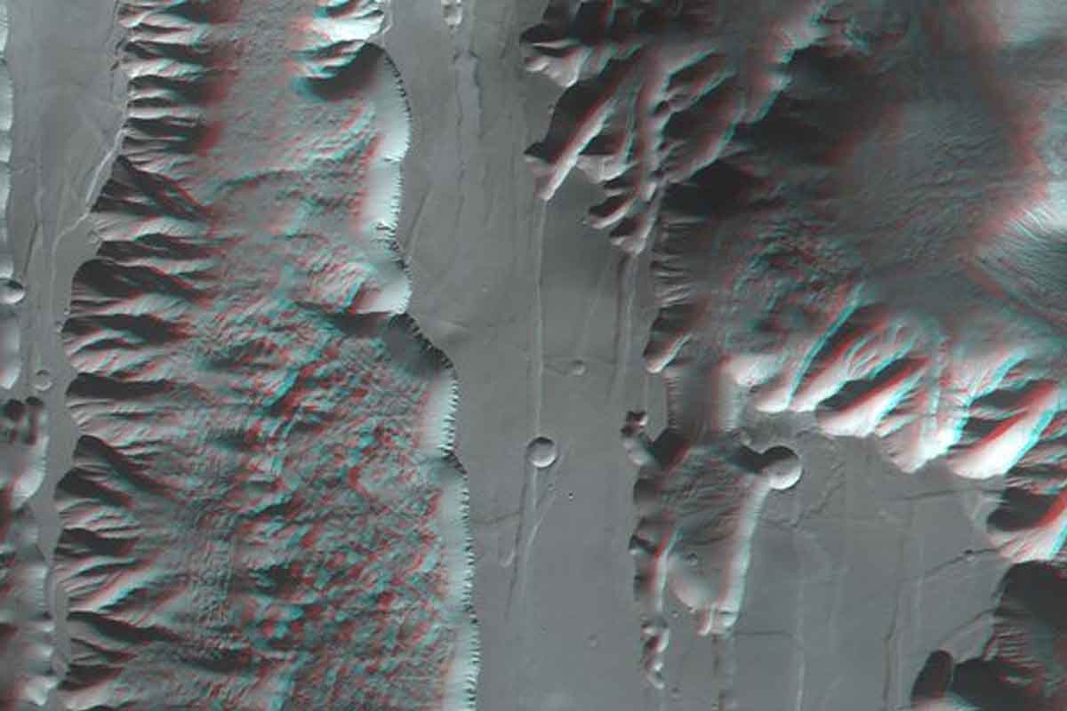 Mars Express sa pozrela na najväčší kaňon Slnečnej sústavy