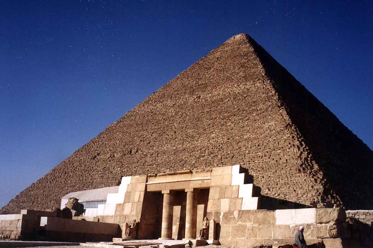 Ako Egypťania prenášali obrovské kamenné bloky k rozostavanej pyramíde?