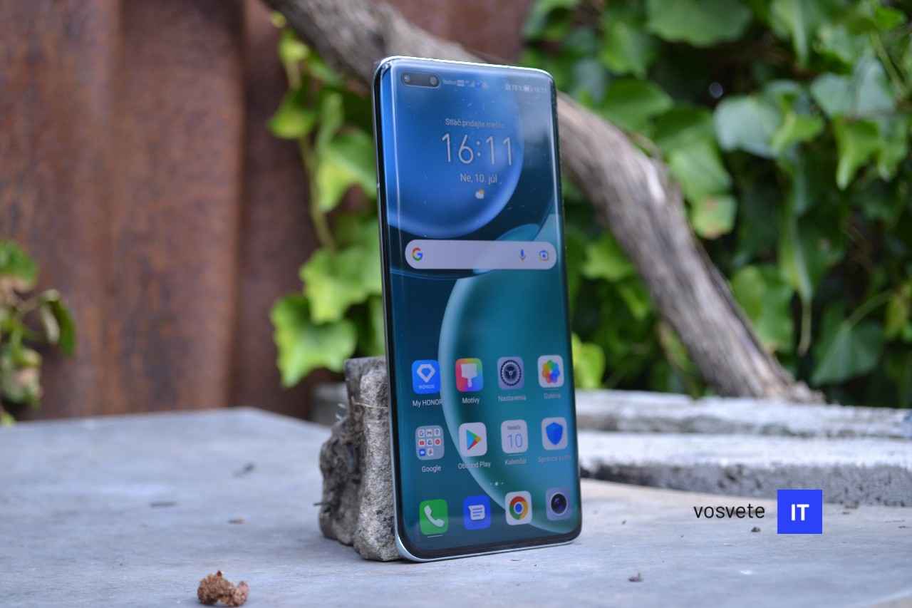 zahnuty displej smartfonu