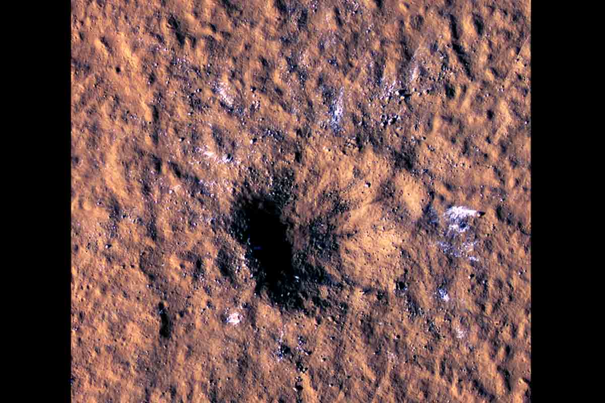 Mars má novú jazvu. NASA objavila čerstvý kráter