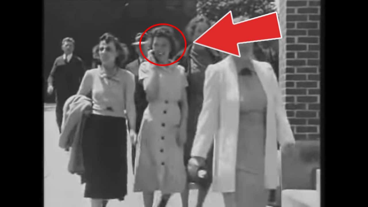 cestovatelka v case telefonuje v roku 1938_titulka