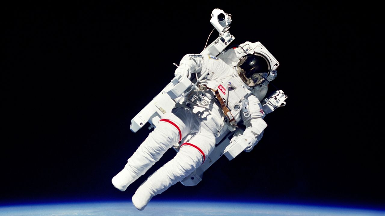 astronaut vo vesmire