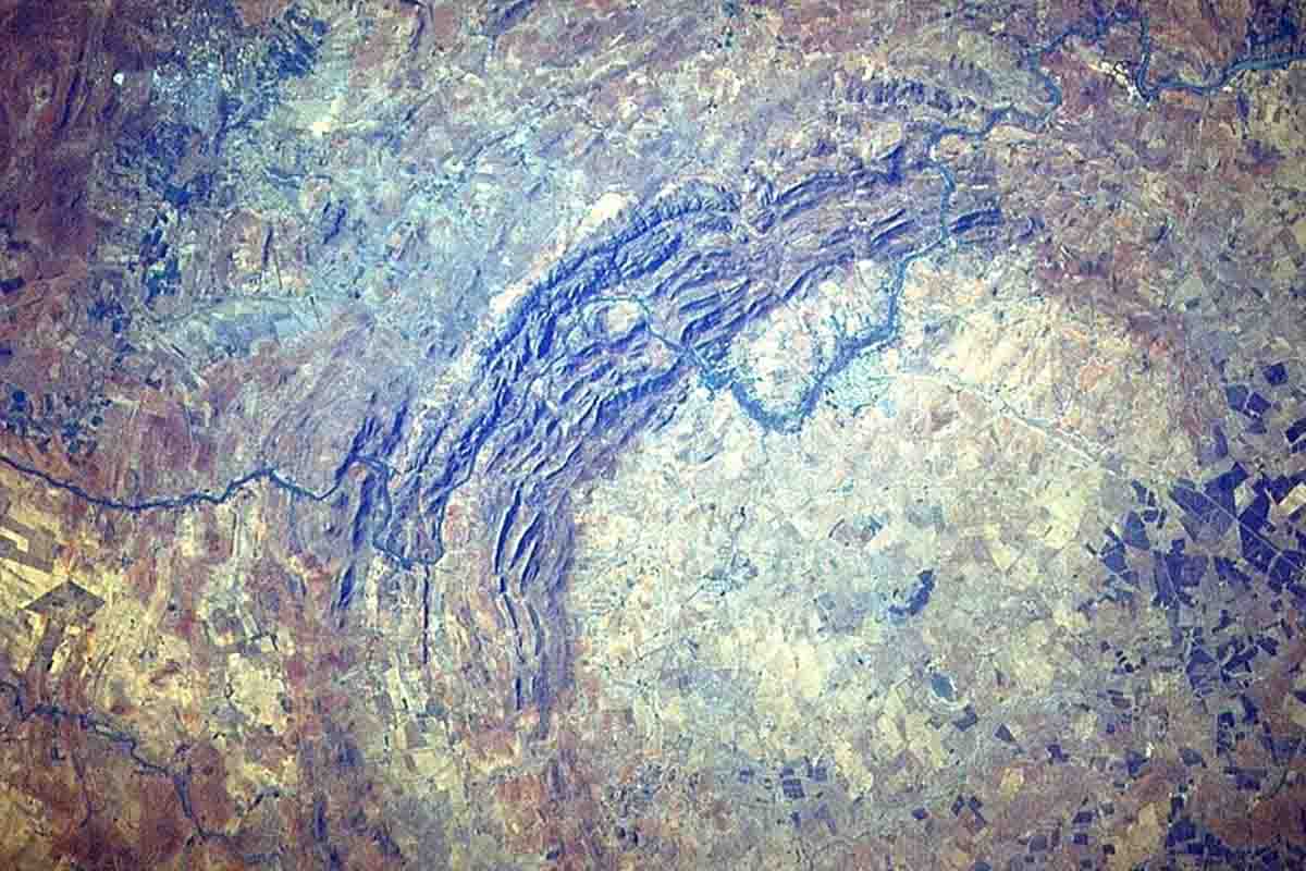 Asteroid ktorý vytvoril najväčší kráter na Zemi mohol byť ešte väčším