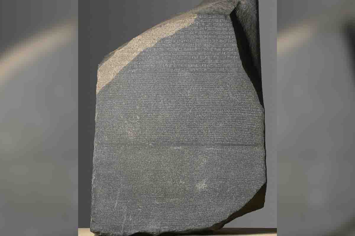 Rosettská doska nám pomohla rozlúštiť staroegpytské hieroglyfy