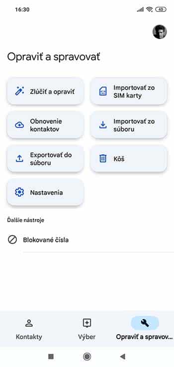 Ako v telefóne zlúčiť duplicitné kontakty? 