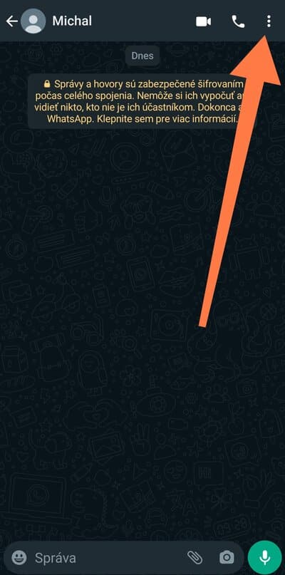 3 bodky v konverzácii WhatsApp
