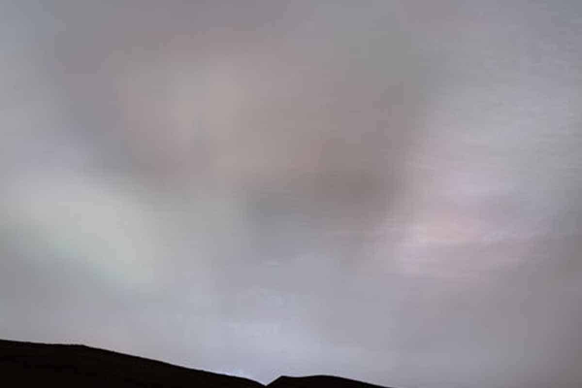 Curiosity pozoroval na Marse nádherné prírodné úkazy