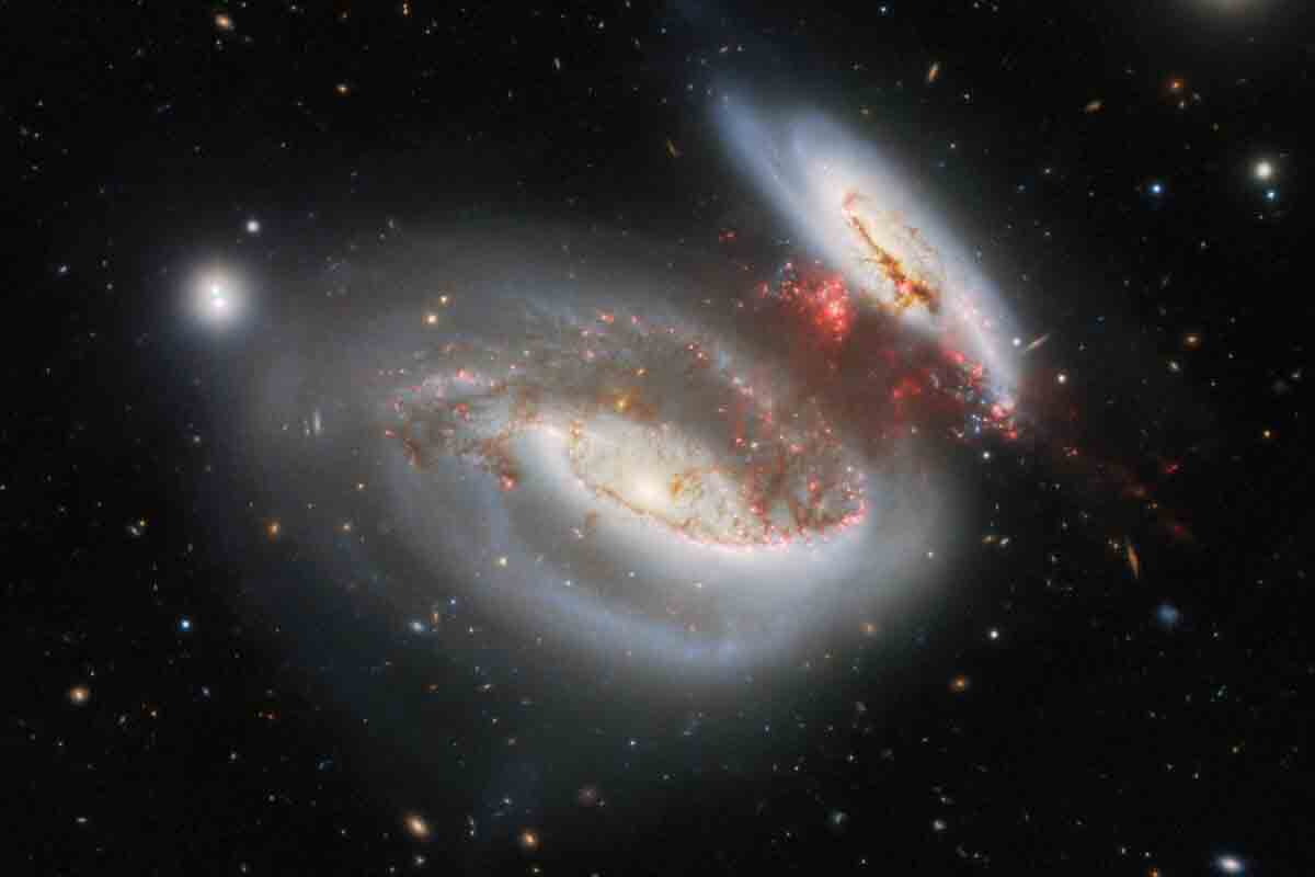 Astronómovia objavili galaxie, ktoré sa čelne zrazili.