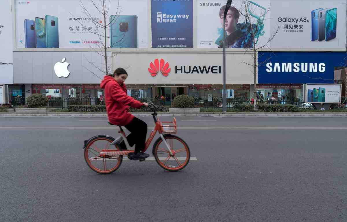 trh so smartfonmi samsung apple huawei