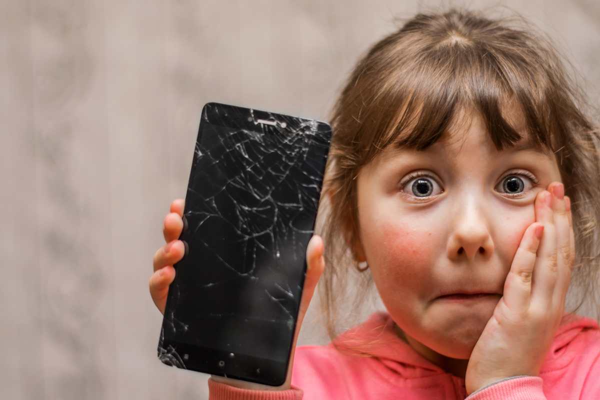 rozbity smartfon