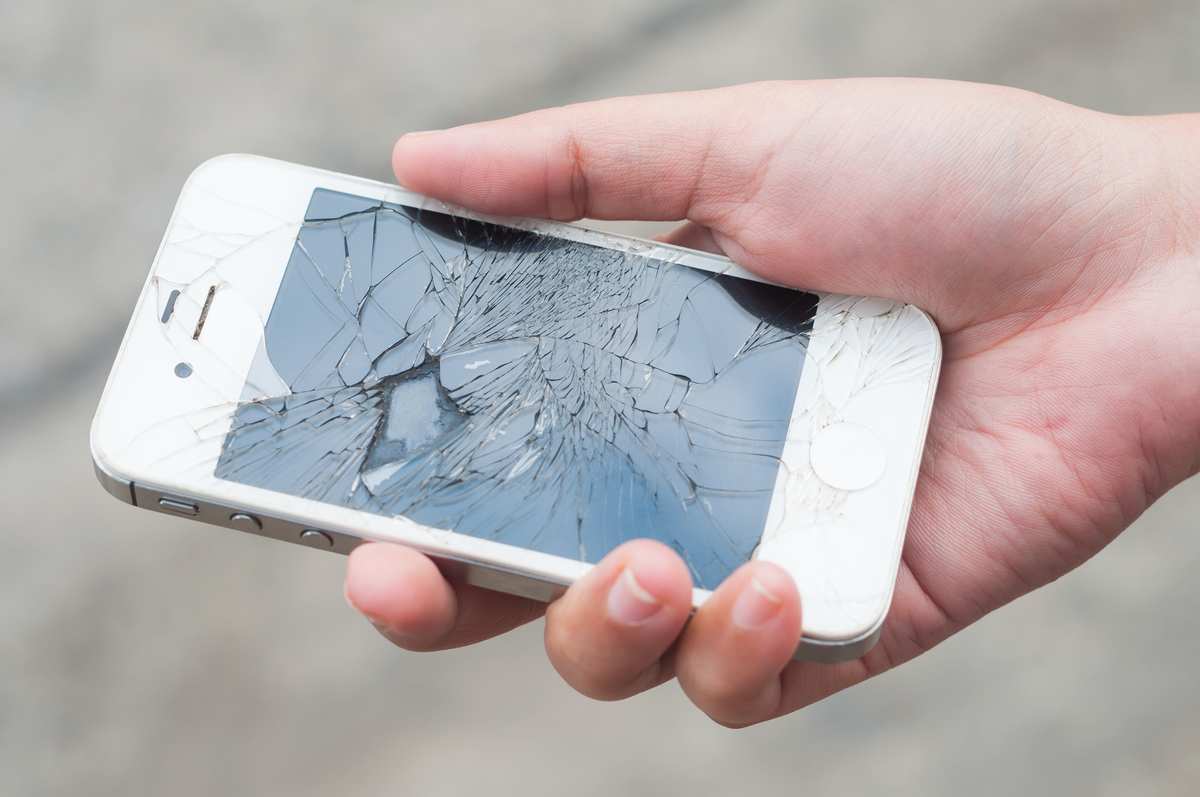 pokazeny a rozbity smartfon