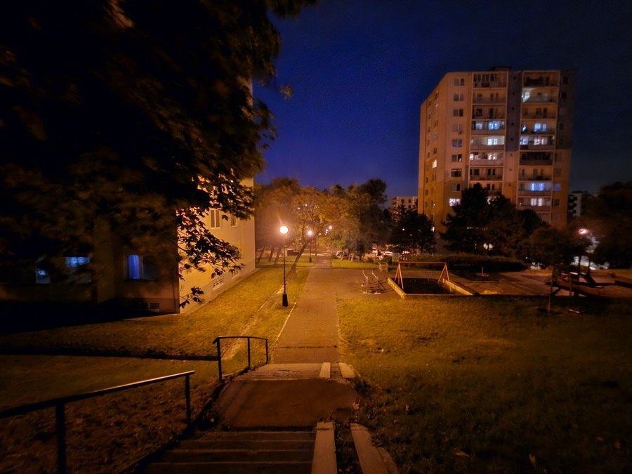 Galaxy Z Flip 5_nocna fotka_ultrasiroky snimac_1