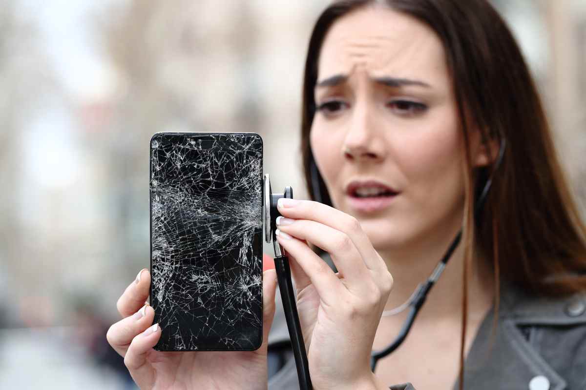 pokazeny smartfon rozbity telefon diagnostika telefonu