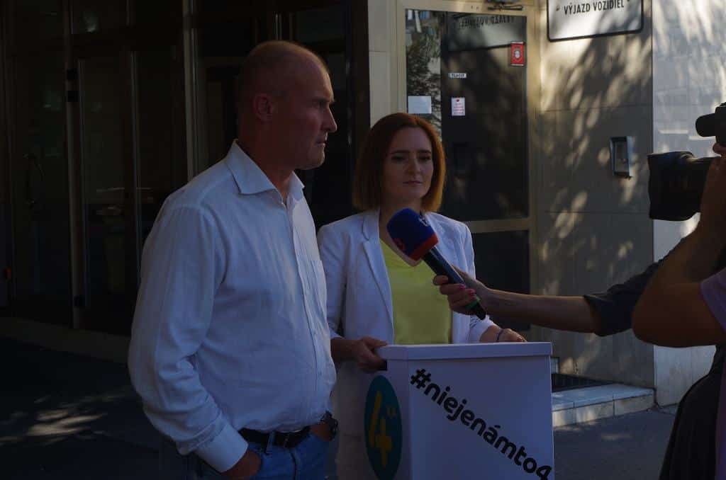 4ka odovzdala peticiu