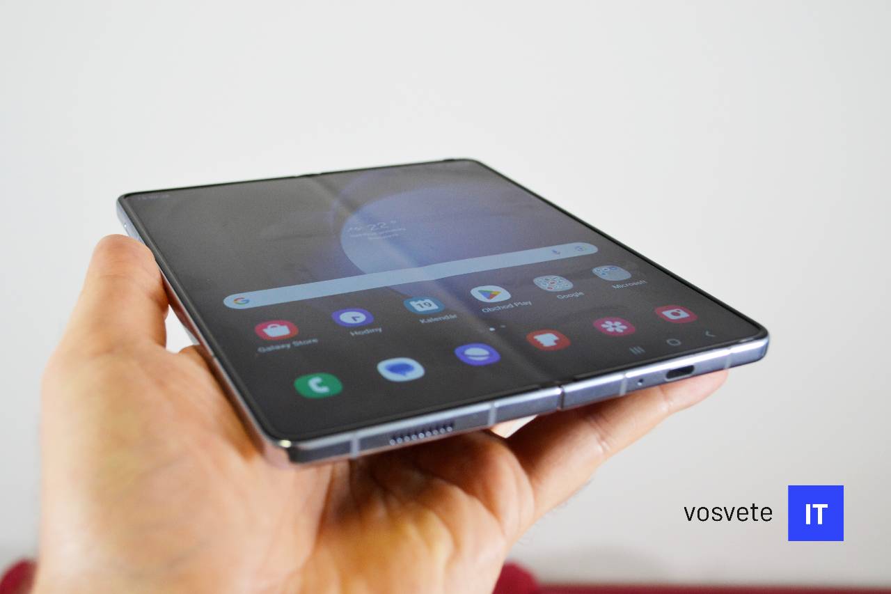 Samsung Galaxy Z Fold 5 recenzia_vnutorny displej_zahyb
