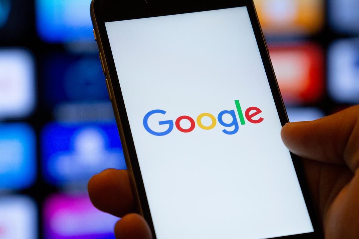 google titulka_smartfon v ruke