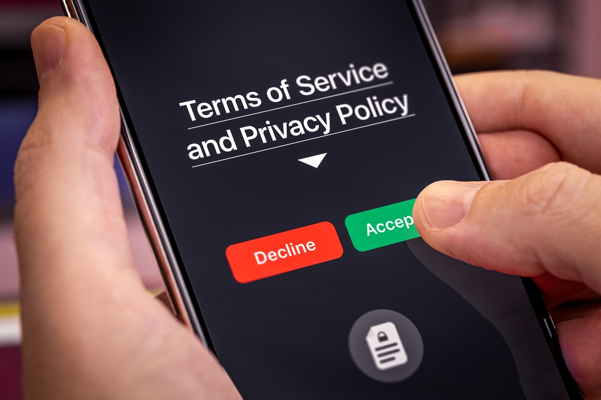 Smartphone,User,Agrees,To,Accept,Terms,Of,Service,And,Privacy