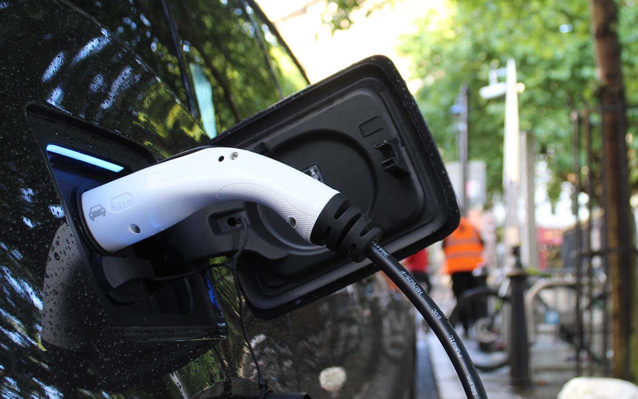 elektromobil nabijanie auta