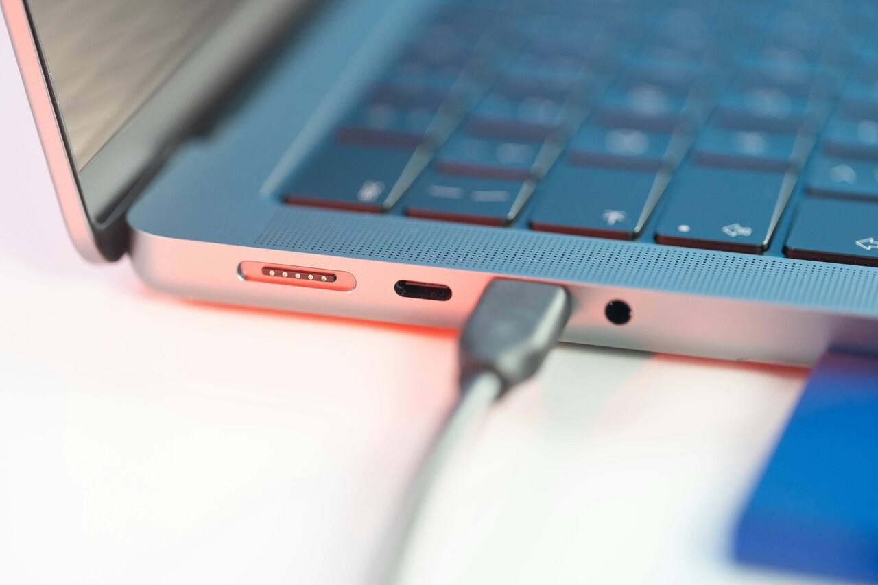 Je dobré nechávať notebook v elektrickej sieti?