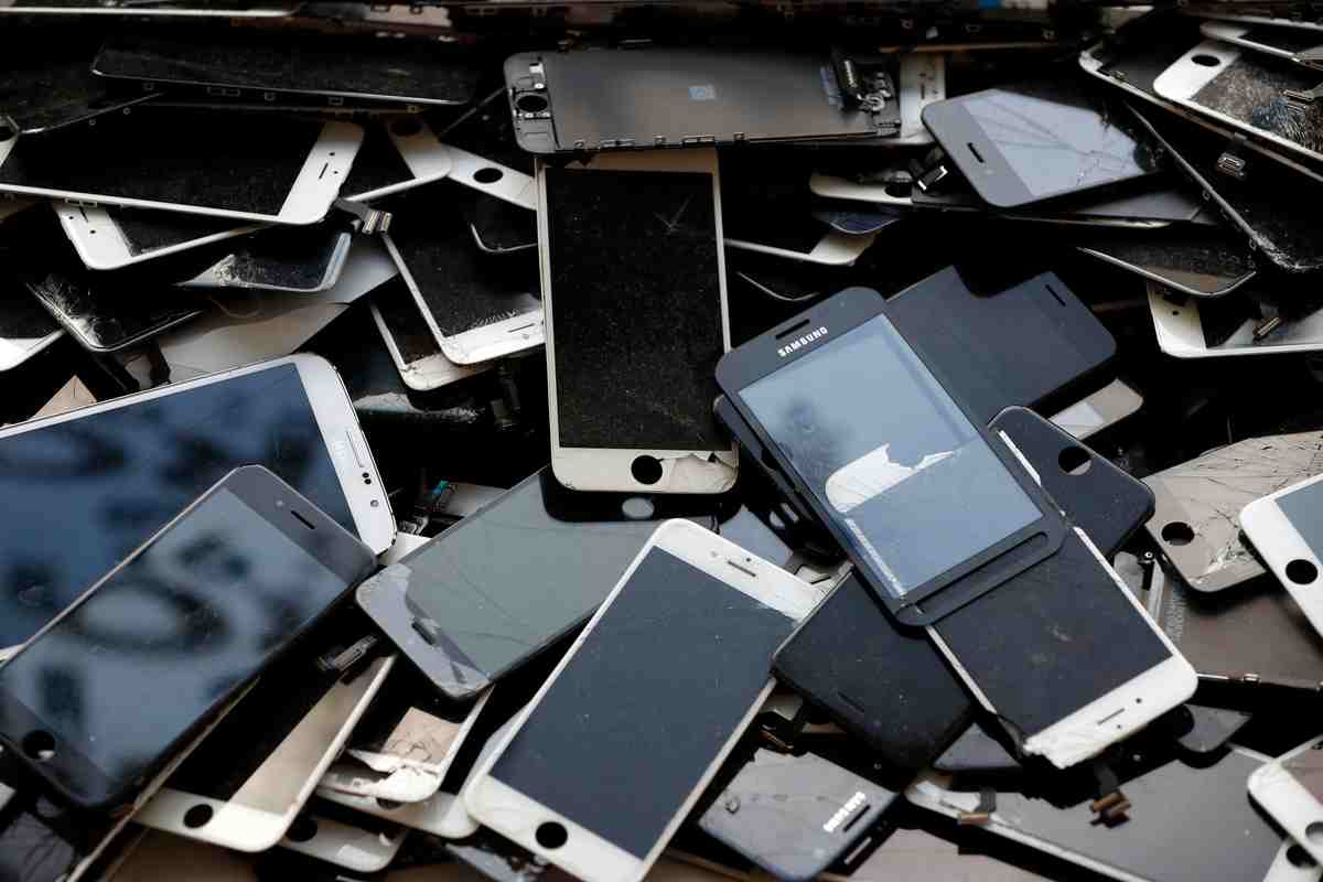 stary smartfon vek telefonu