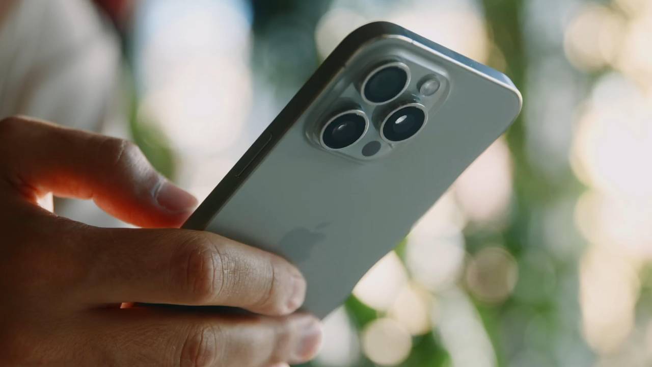 Apple iPhone telefon v ruke
