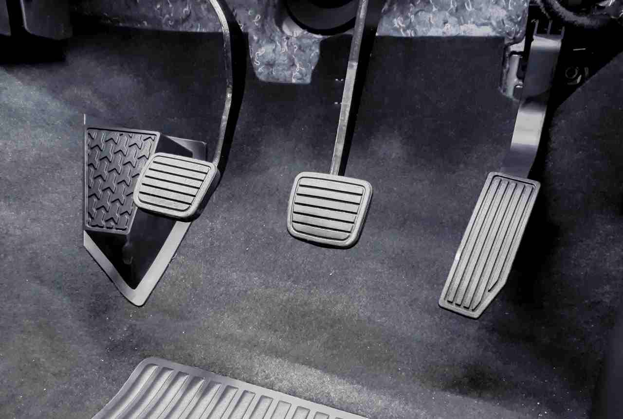 plynovy pedal auto