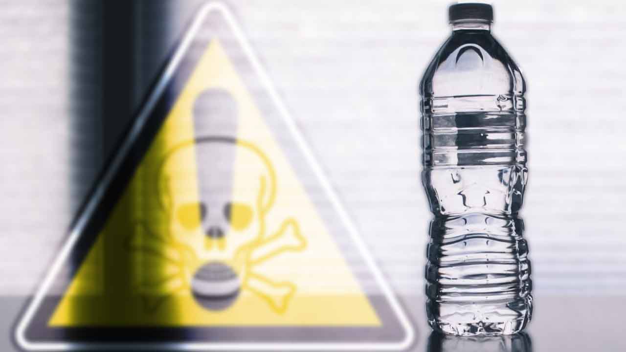 PET fľaše môžu na slnečnom svetle uvoľňovať do vody toxické látky